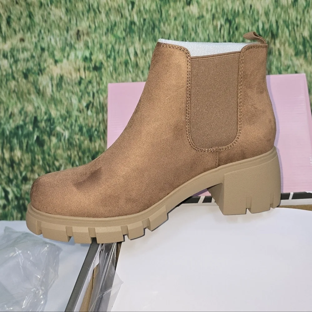 Soda Pioneer Lug Sole Deep Camel Mid Heel Boots Size 11 New With Box!